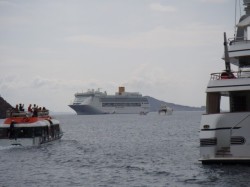 La nave  li che ci sta aspettando, dobbiamo raggiungerla, ci sono pi pochi minuti e partir per la Turchia